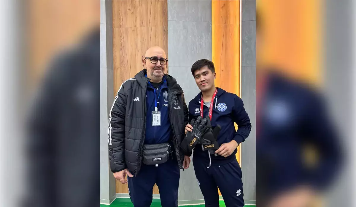 «Уәдесінде тұрды»: Тибо Куртуа өзі келмесе де, Астанадағы жанкүйеріне қолғабын беріп жіберген