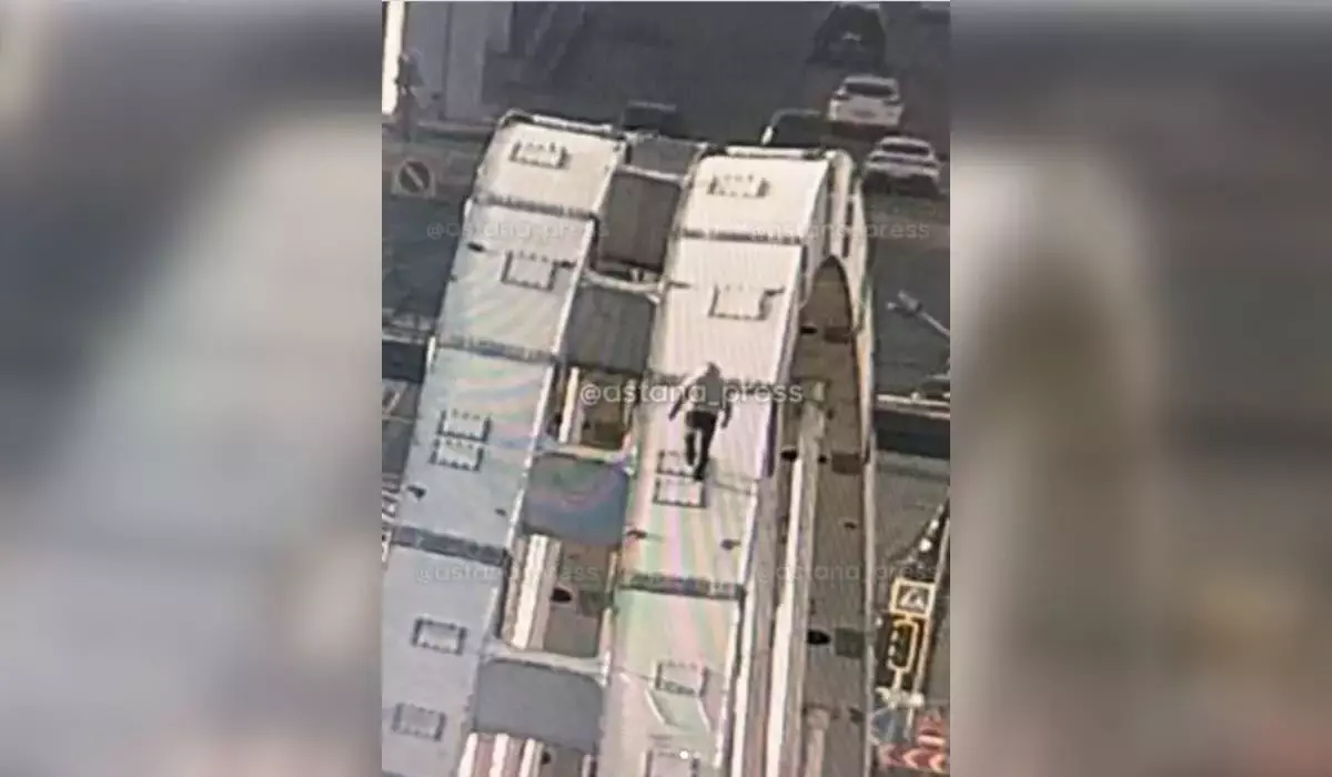 Залезшего на арку моста мужчину арестовали в Астане (ВИДЕО)