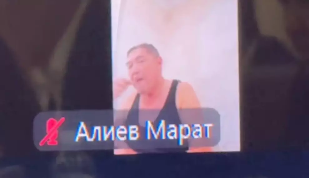 «Тамақты алдына қойып, майкамен отыр: Мәжіліс отырысына онлайн қосылған қатысушы қазақстандықтарды таңғалдырды