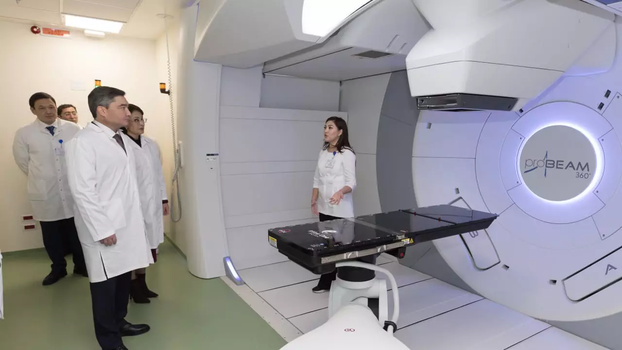 Олжас Бектенов медицинадағы озық технологиялардың дамуын тексерді