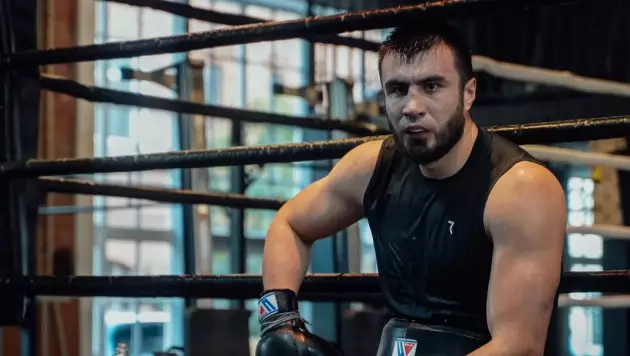 Баходир Джалолов бұрын жеңілмеген боксшыны нокаутқа түсірді