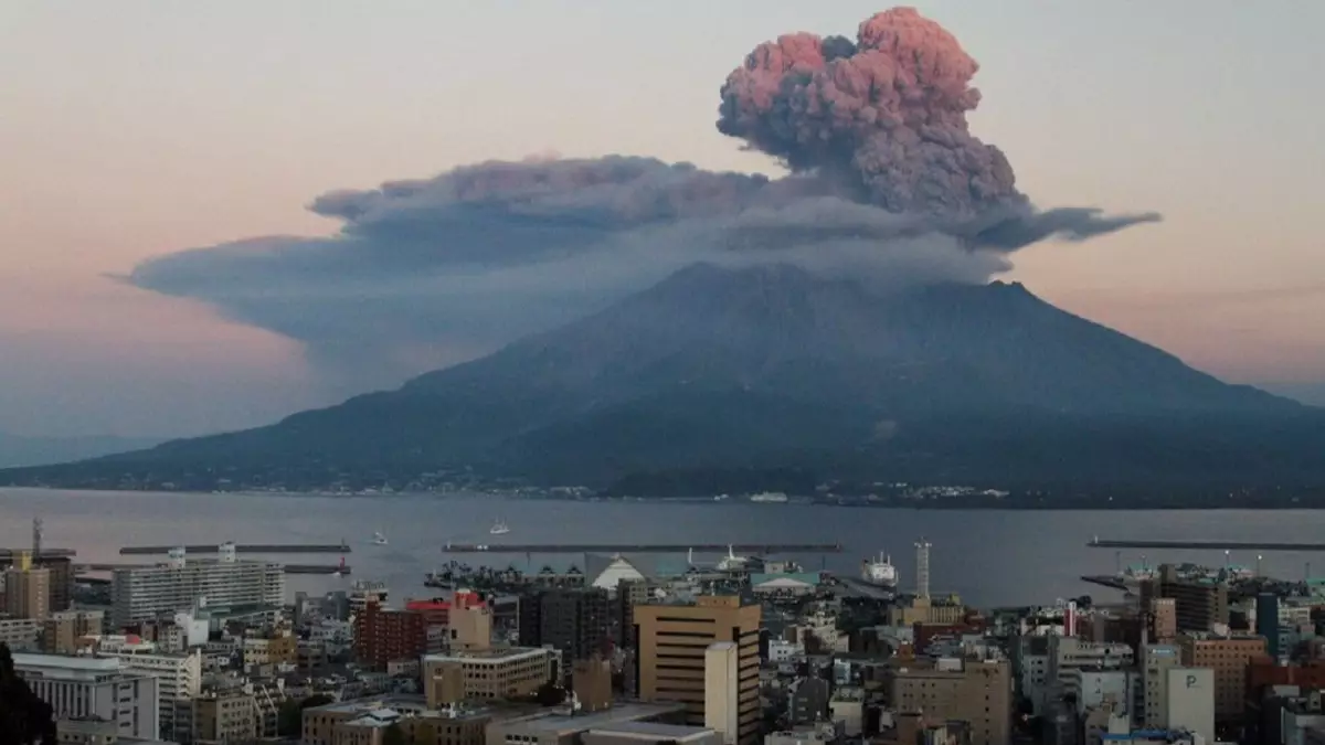 Жанартау атқылап, тұрғындарды әбден шошытты