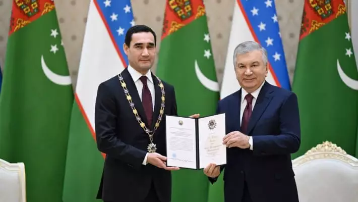 Мирзиёев наградил Сердара Бердымухамедова орденом «Дустлик» высшей степени
