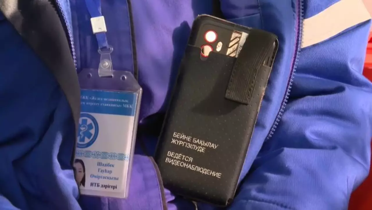 Фельдшеров Шымкента начали оснащать видеожетонами