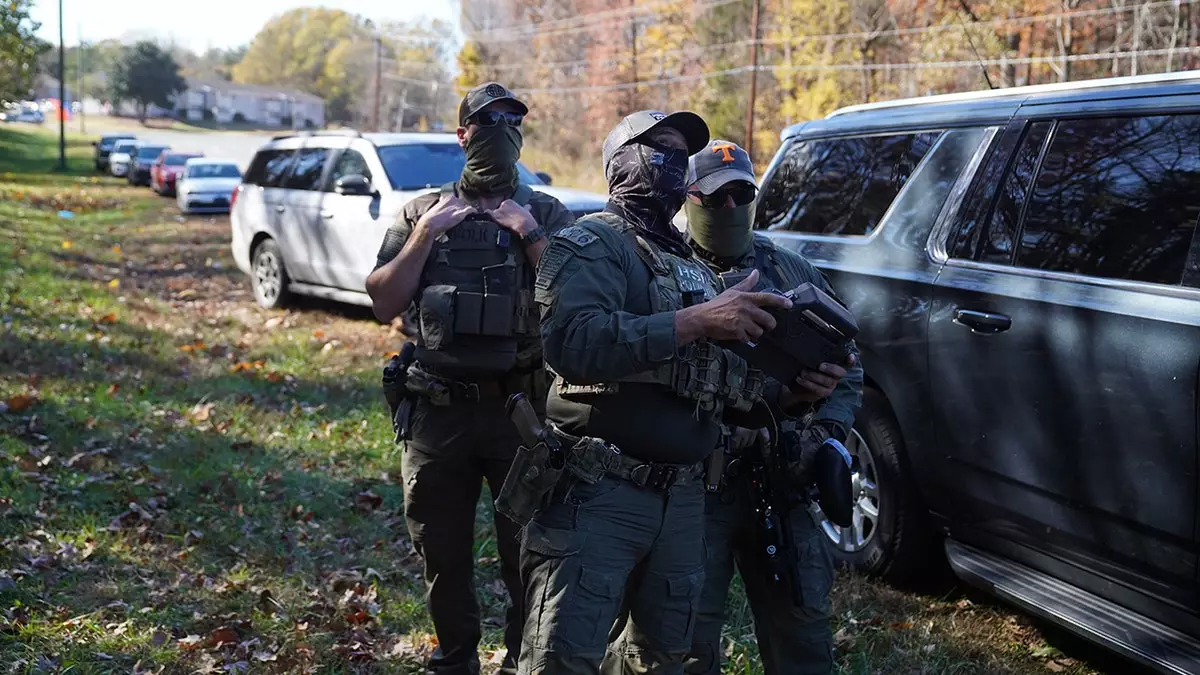 Полицейский пострадал, когда подозреваемый протаранил машины правоохранителей во время рейдов по иммигрантам в Шарлотте.