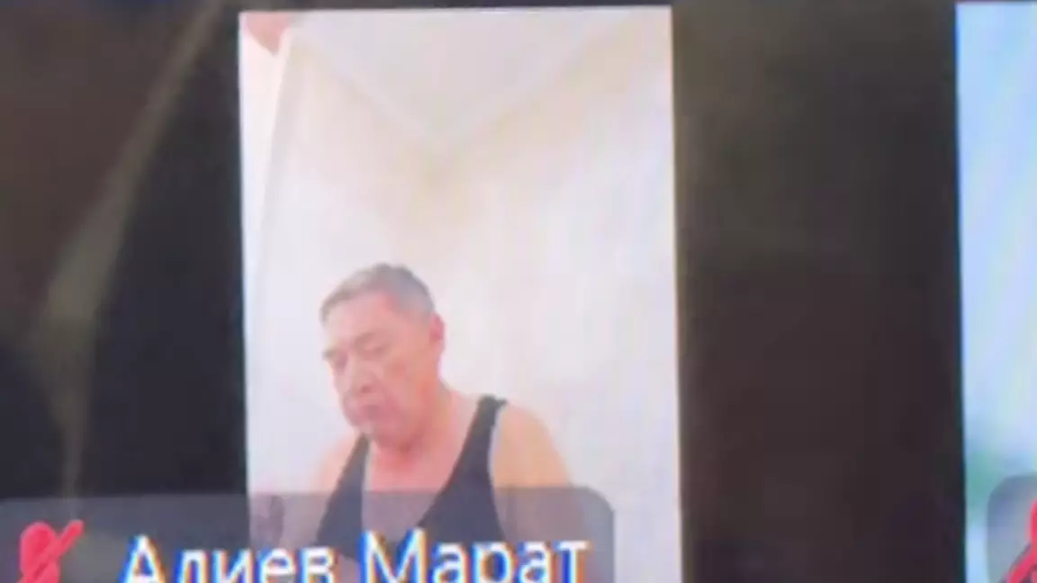 "Майкамен отыр, қолында тамақ". Мәжілістің жұмыс тобының отырысына қатысушы жұрттың сынына ұшырады