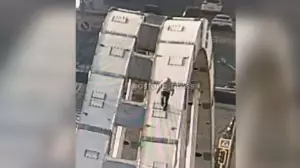 Астанада көпірге шыққан ер адам 15 тәулікке қамалды 