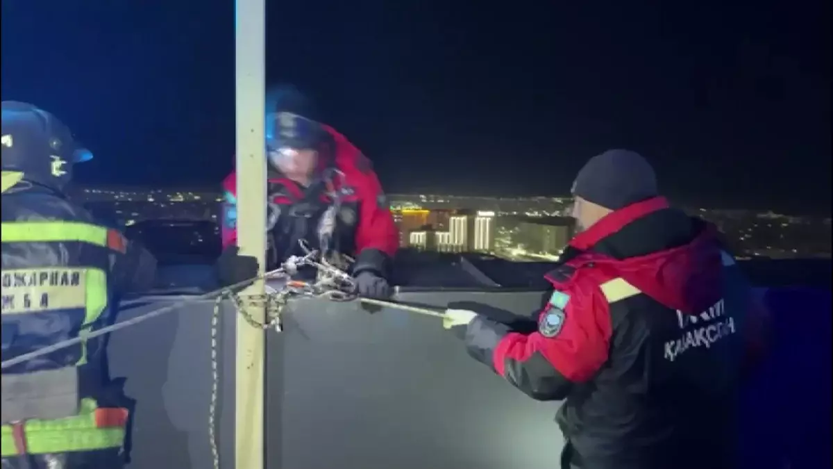 Қарағандыда 17-қабаттан секірмек болған бойжеткен аман қалды