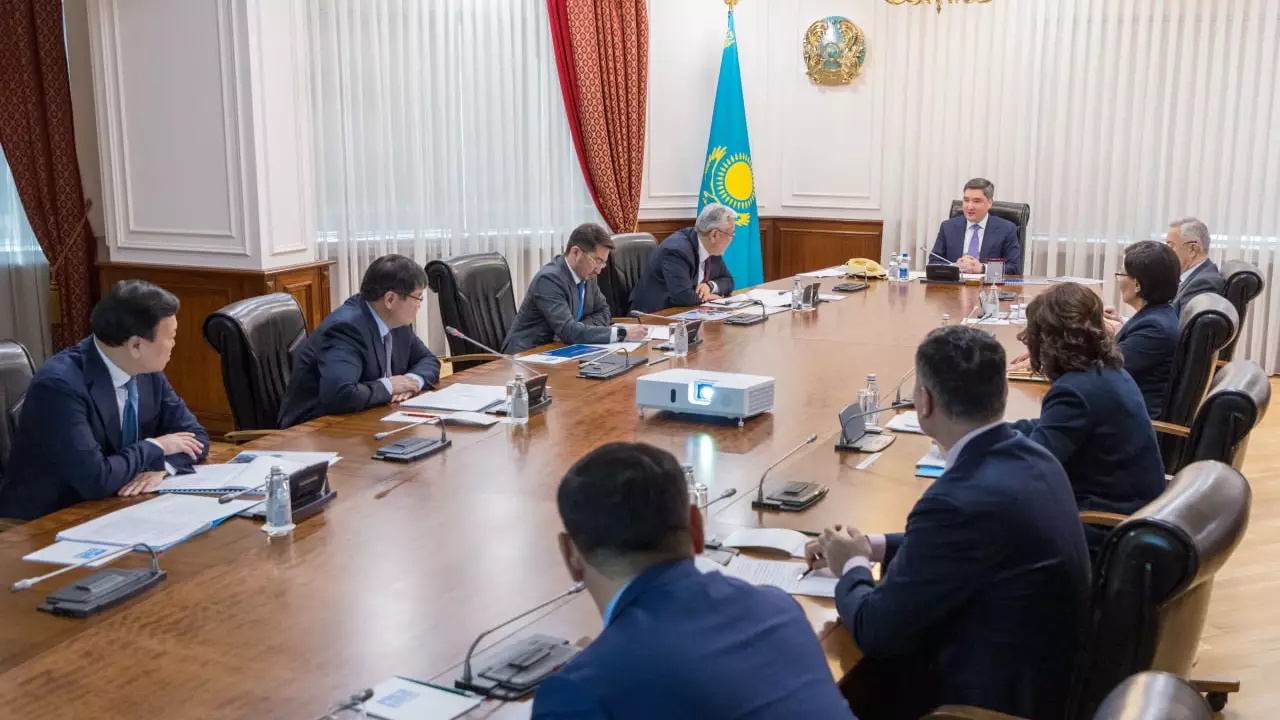 Олжас Бектенов әлеуметтік қолдау мен білім саласында тәртіп орнату бойынша кеңес өткізді