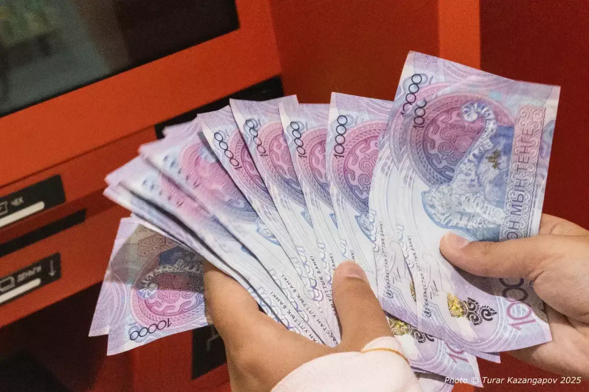 Банки начнут передавать налоговикам сведения о движении денег по счетам казахстанцев