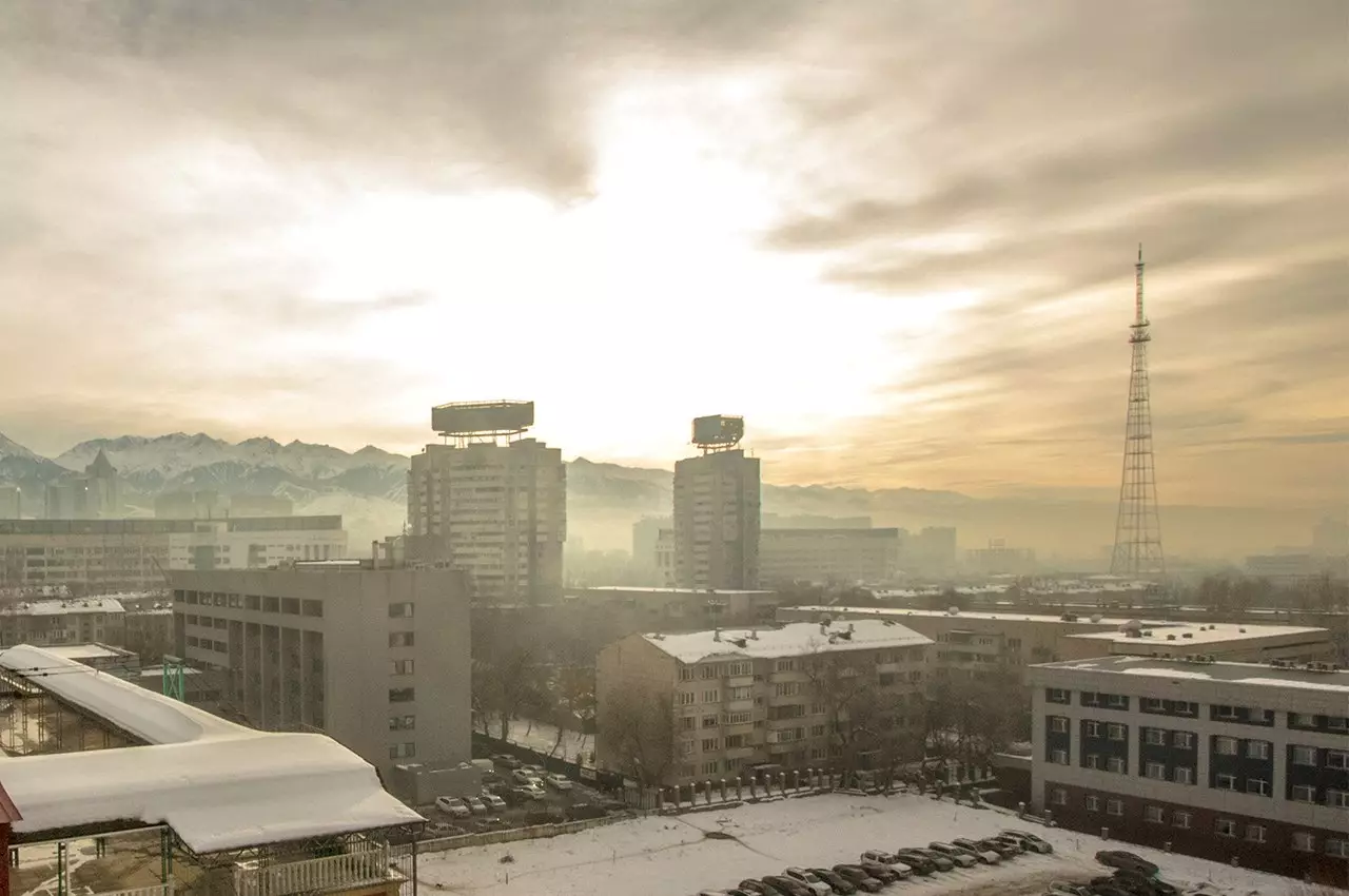 На русский язык переводится следующим образом: "На Кубке мира по конькобежному спорту казахстанский спортсмен занял призовое место".