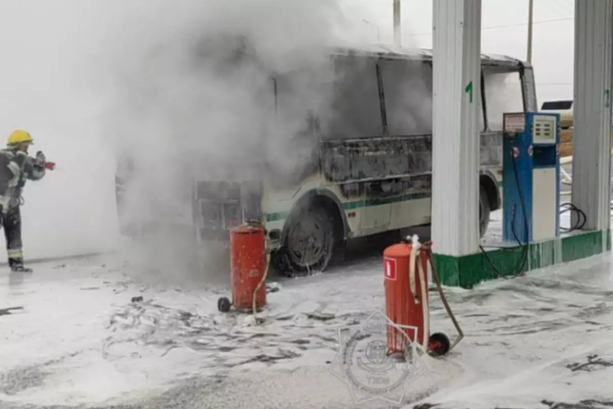 На АЗС в Доссоре вспыхнул автобус
