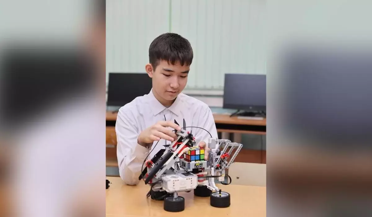 Астанада 7-сынып оқушысы кубик рубикті бір минутта жинайтын робот құрастырып шығарды