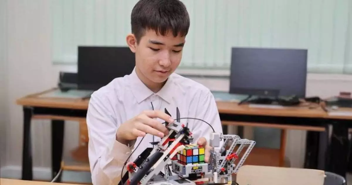  Астаналық оқушы 1 минутта кубик рубик жинайтын робот жасап шығарды 