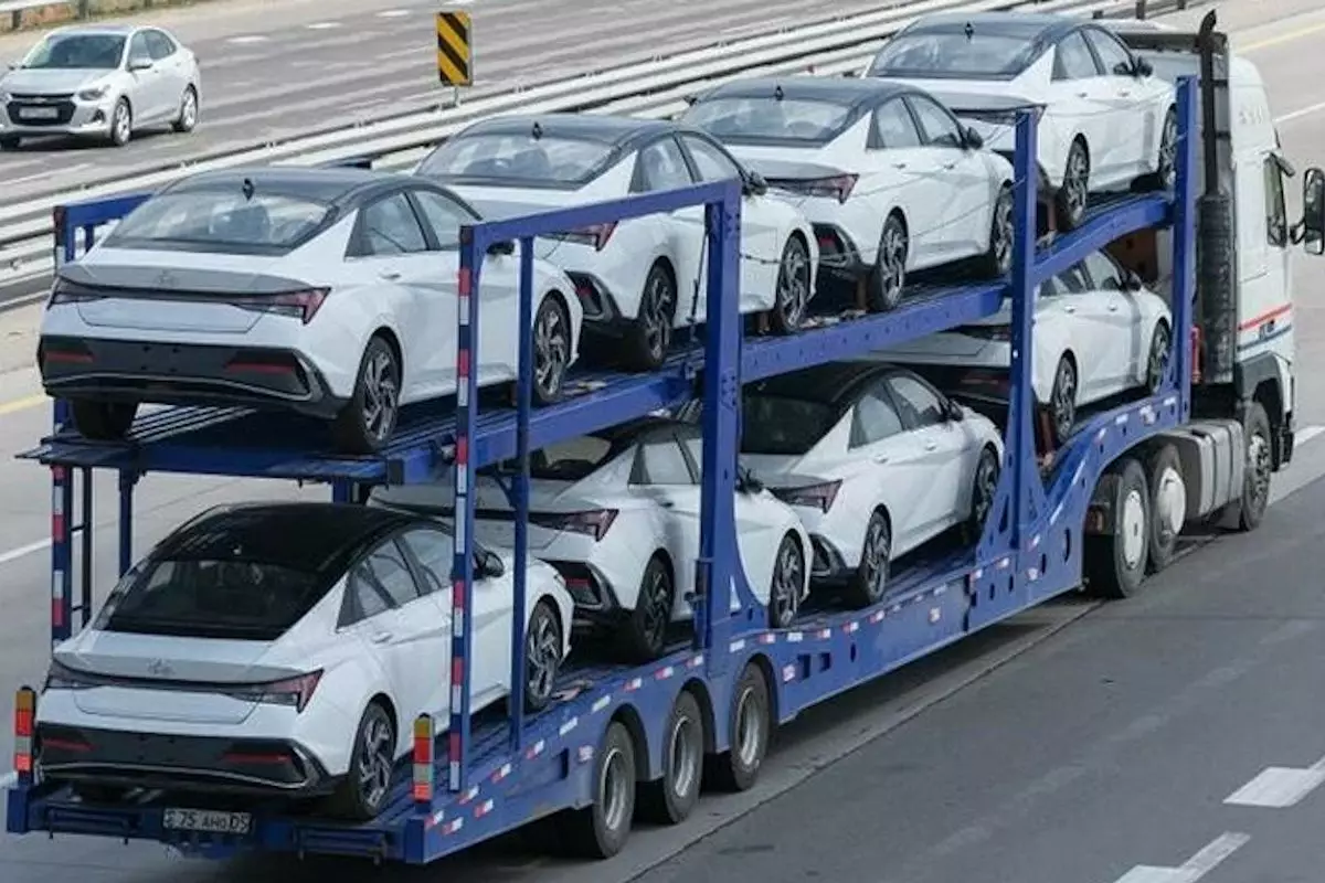 ​Ажиотаж перед изменением утильсбора в России: автовозы штурмуют границу Казахстана, образуя гигантские очереди​