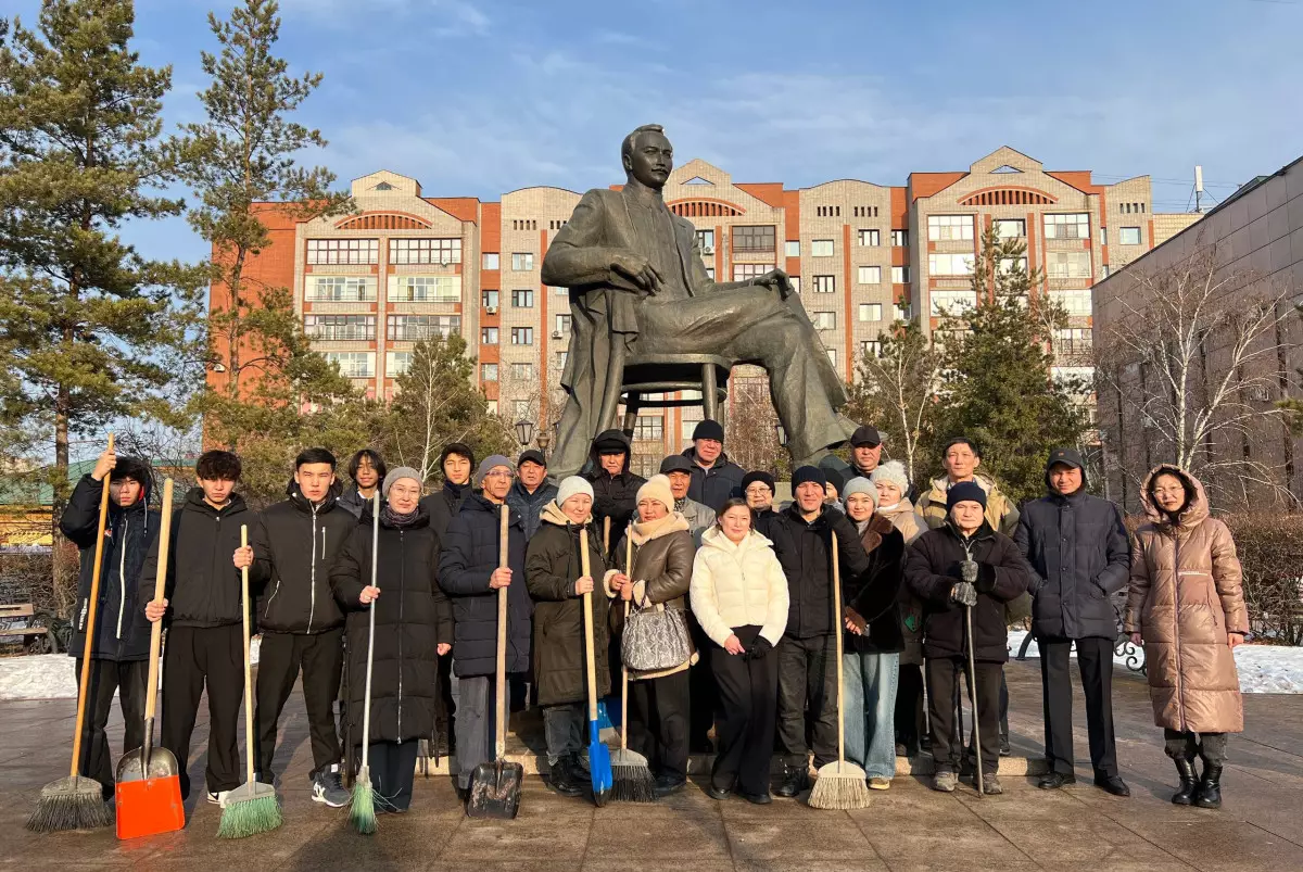В Астане прошла масштабная уборка территории монумента-музея Сакена Сейфуллина