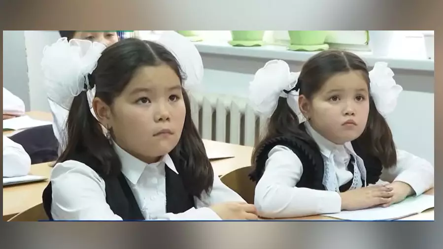 «Школа двойников»: в Туркестанской области 16 пар близнецов учатся вместе