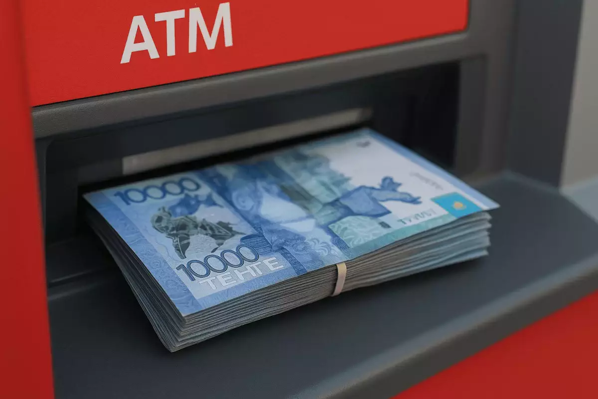 Клиентка Kaspi недосчиталась 50 тысяч тенге после снятия наличных