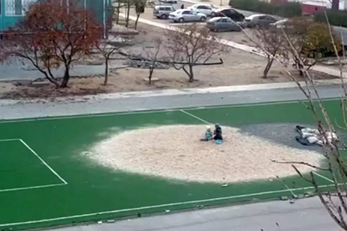 Песочница вместо футбола: жители Актау переживают за детский спорт - новости на Lada.kz 17.11.2025