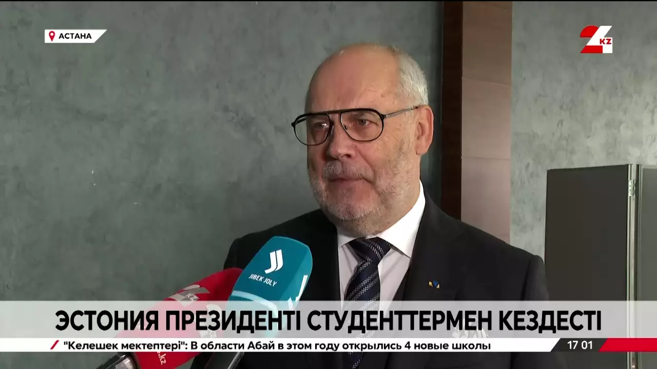 Эстония президенті студенттермен кездесті