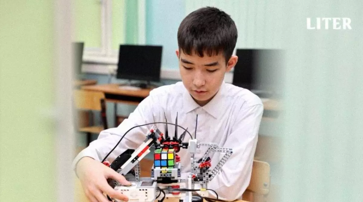 В Астане школьник создал робота, который собирает кубик Рубика за минуту
