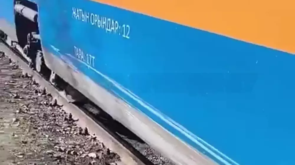 Автомобиль протаранил вагон поезда Алматы — Шымкент