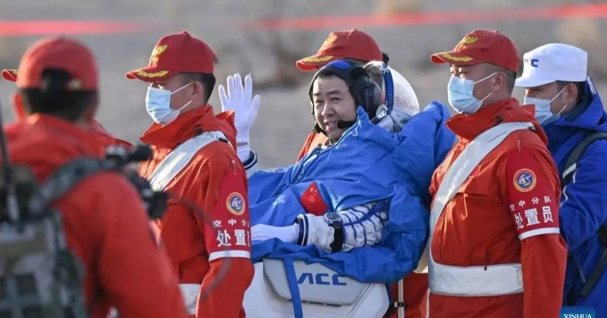  Космоста ұзақ уақыт қалып қойған қытайлық ғарышкерлер Жерге оралды 