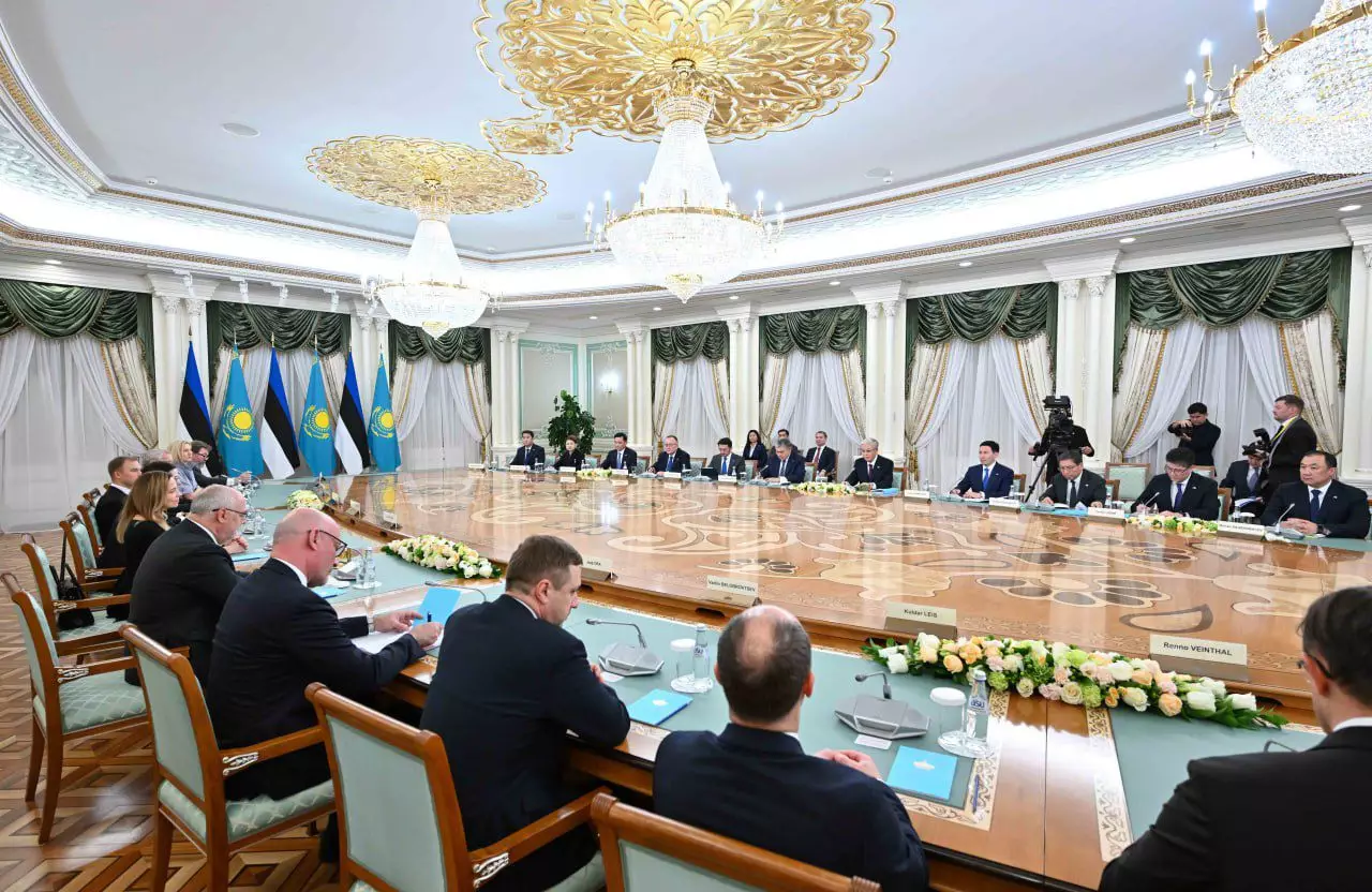 Президенты Казахстана и Эстонии провели переговоры в расширенном составе