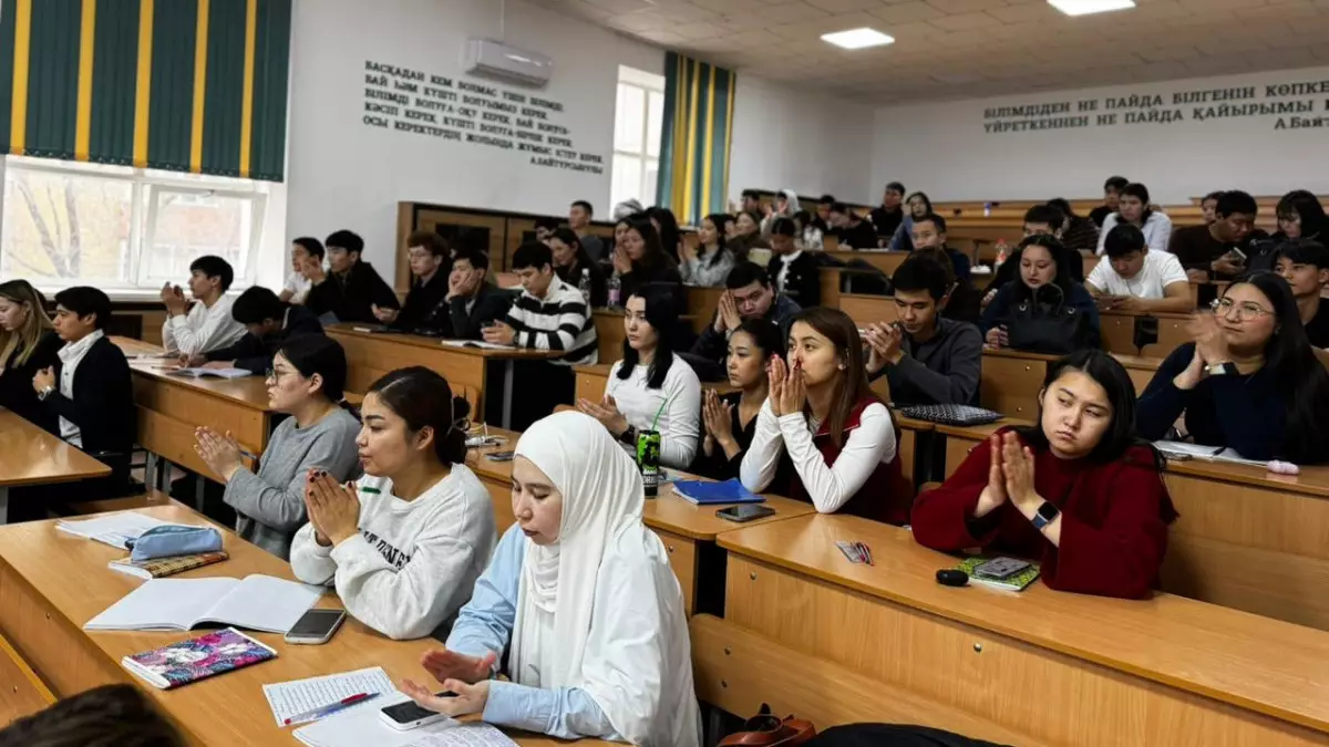 Елордалық студенттер қоқысты сұрыптап, экологияны сақтаудың жолдарын талқылады