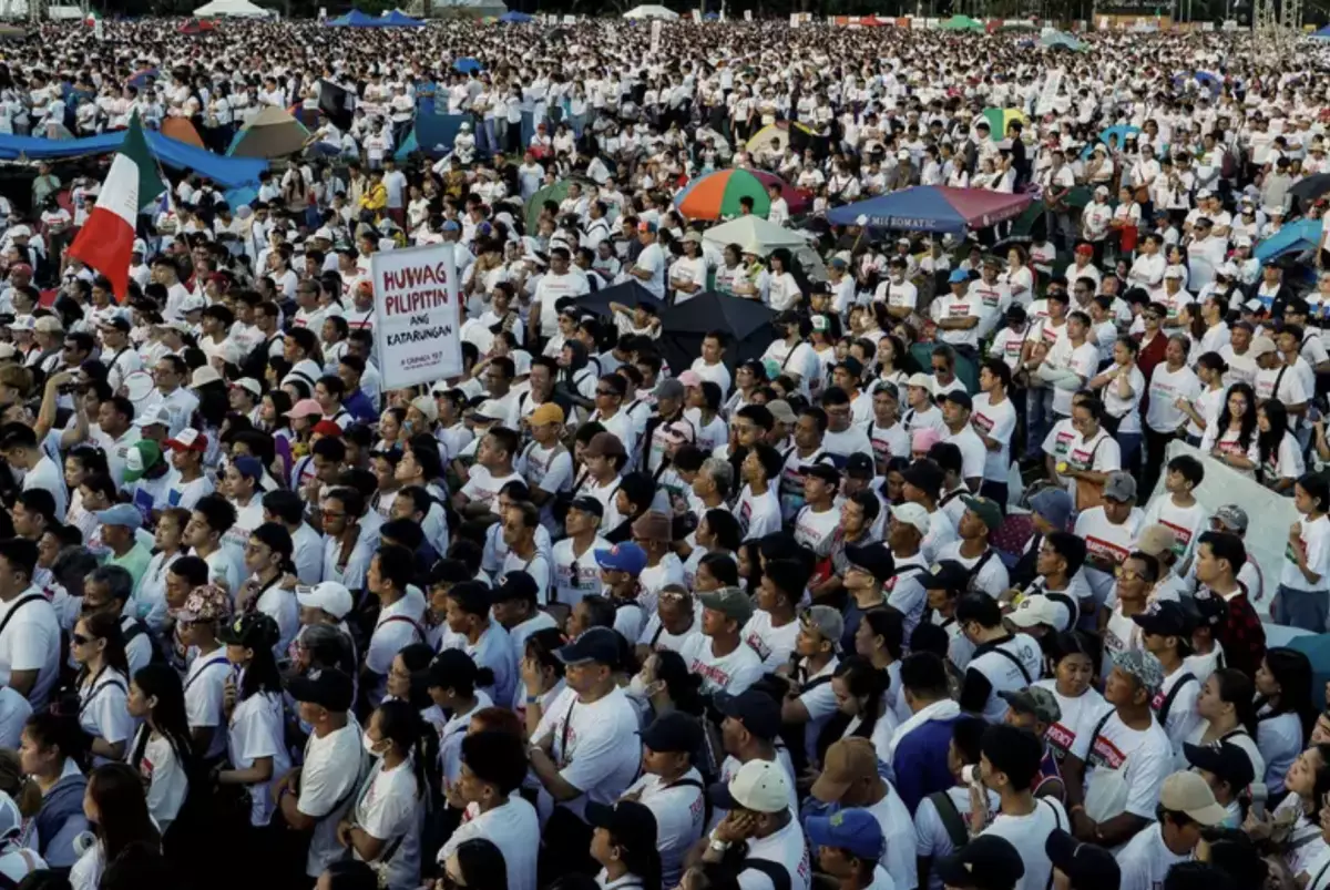 В столице Филиппин сотни тысяч жителей протестуют против коррупции