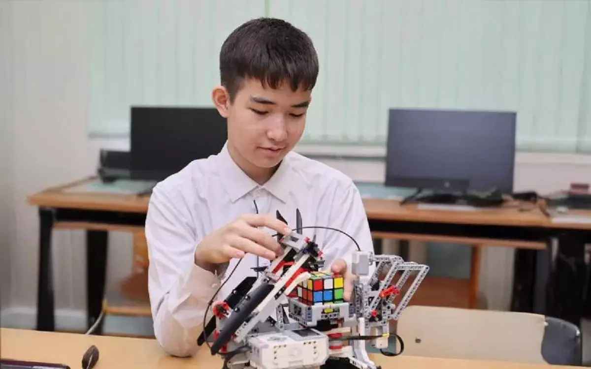 Астанада мектеп оқушысы бір минутта кубик рубик жинайтын ақылды робот жасап шығарды