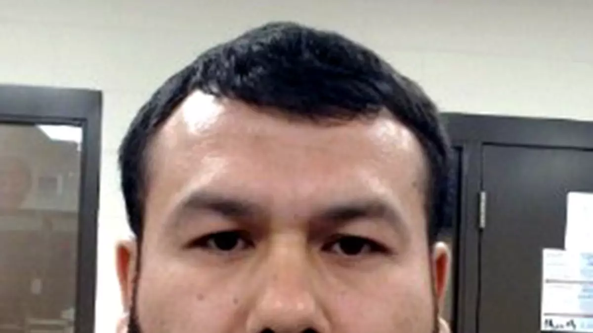 Иммиграционная полиция задержала нелегального мигранта из Узбекистана, работавшего дальнобойщиком, по подозрению в связях с террористами.