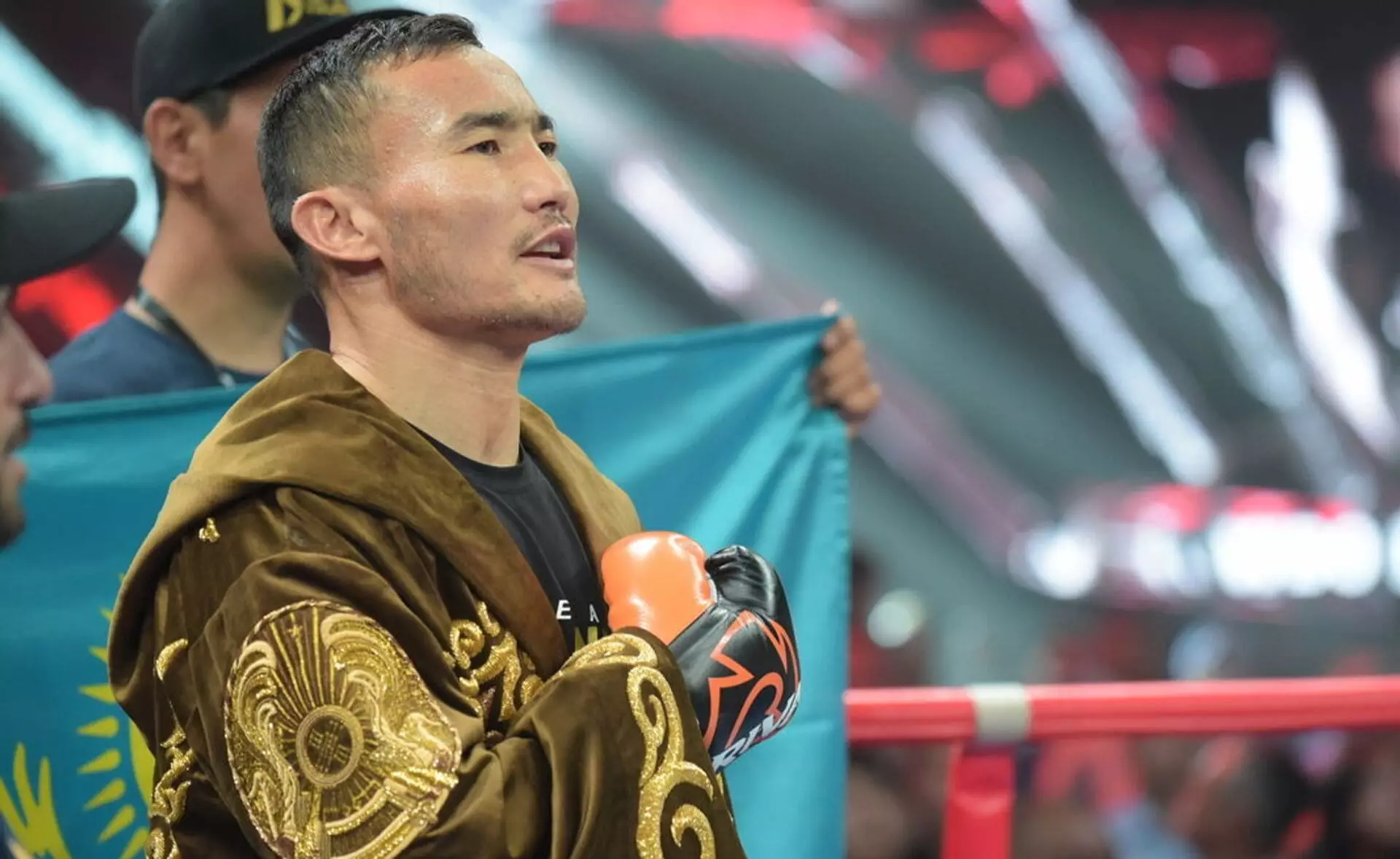 Аңыз боксшы рингке оралады