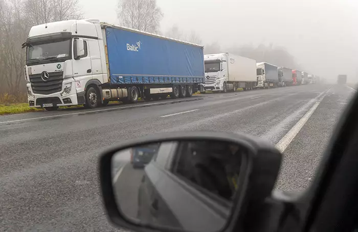 Пробки на границе с Казахстаном и Киргизией остаются серьезными.