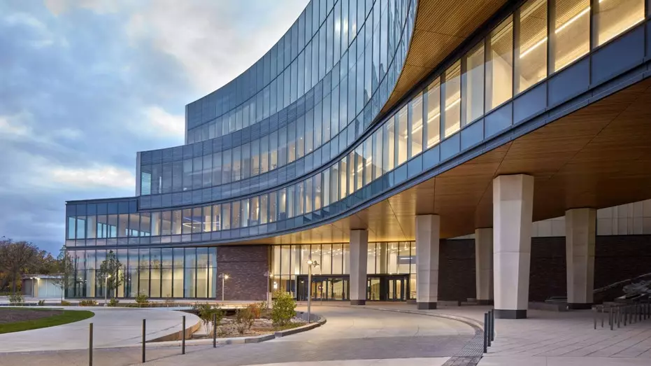 Загляните в новую мировую штаб-квартиру Ford, где инновации встречаются с дизайном.