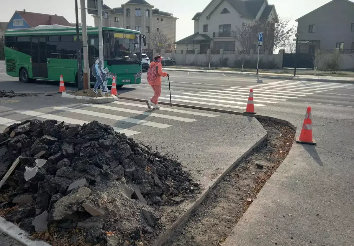 Разрушили и бросили: почему дорожные работы «заморозили» в Актау - новости на Lada.kz 17.11.2025