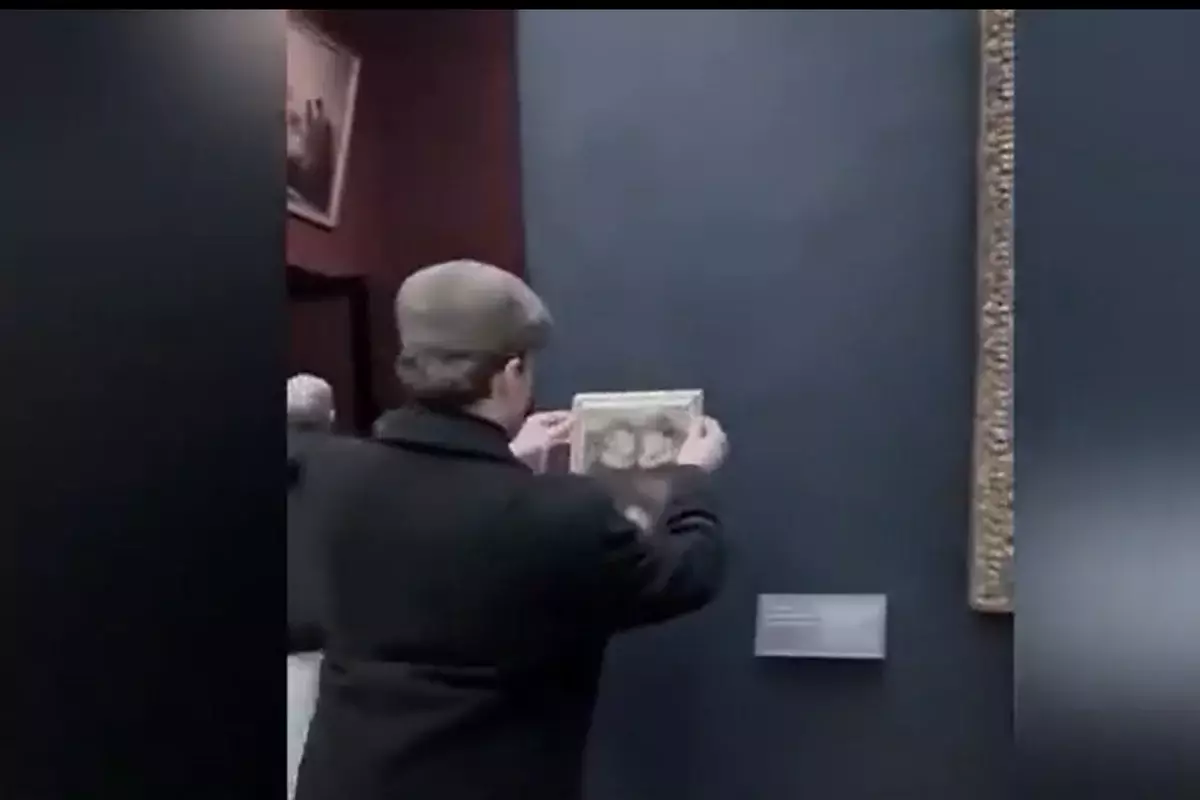 Новый скандал в Лувре: блогеры прошли охрану и вывесили свой портрет рядом с «Джокондой»