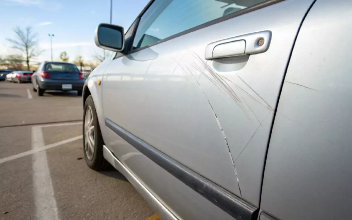 Сосед поцарапал машину и отказывается платить: что делать автовладельцу