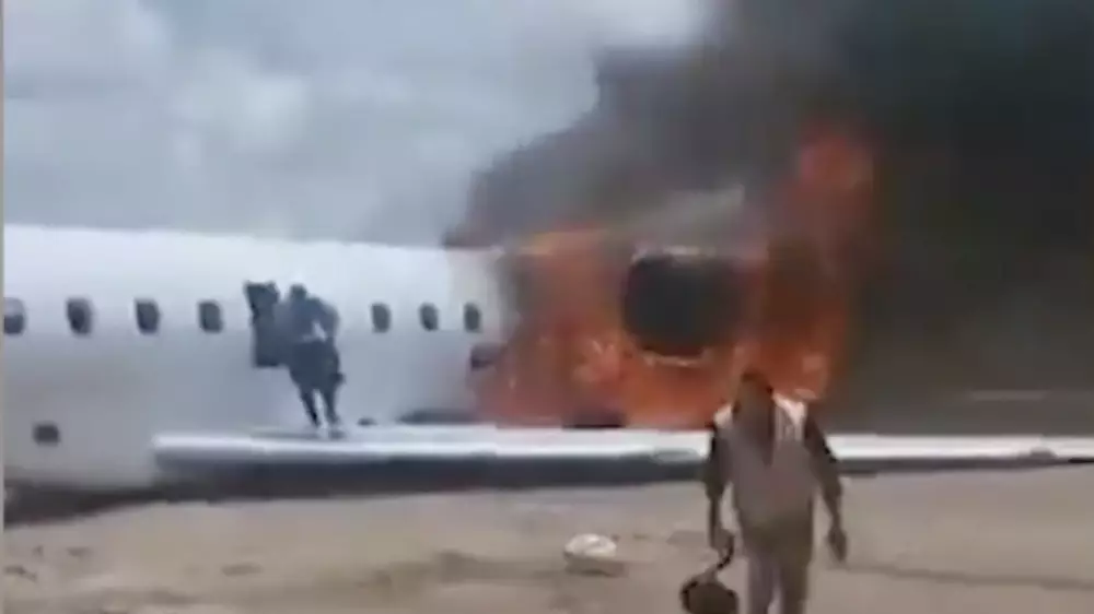 Самолёт с министром загорелся в Конго: пассажиры сняли всё на видео