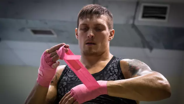 Усик лишился звания абсолютного чемпиона мира: пояс забрал нокаутёр с 20-0