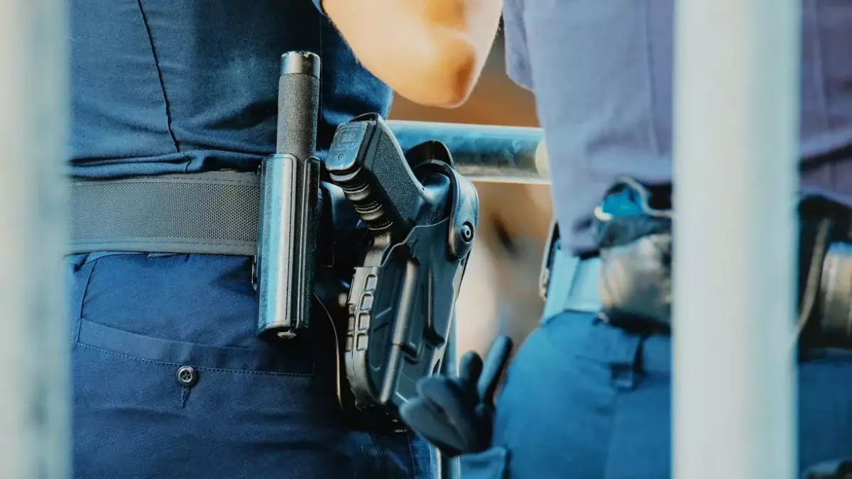 Қару асынып, бала-шағасын қорқытқан: Мақтааралда ер адам полицияның оғынан көз жұмды