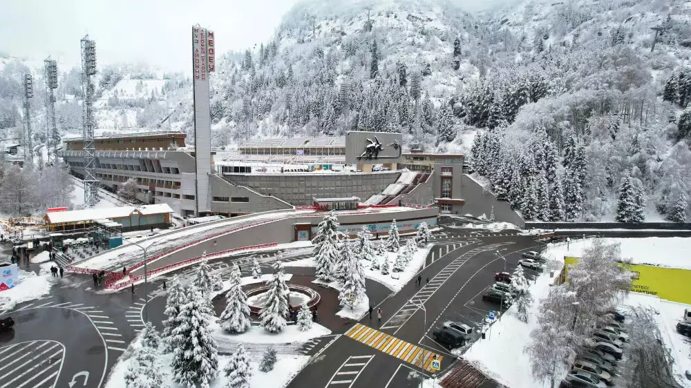 Электромобилям хотят ограничить движение на дороге Медеу – Шымбулак: новые детали