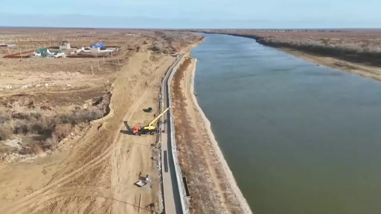 Берега реки Урал укрепляют в селах Махамбетского района