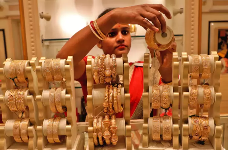 Золото продолжает падать в цене на фоне ожиданий по ставке ФРС