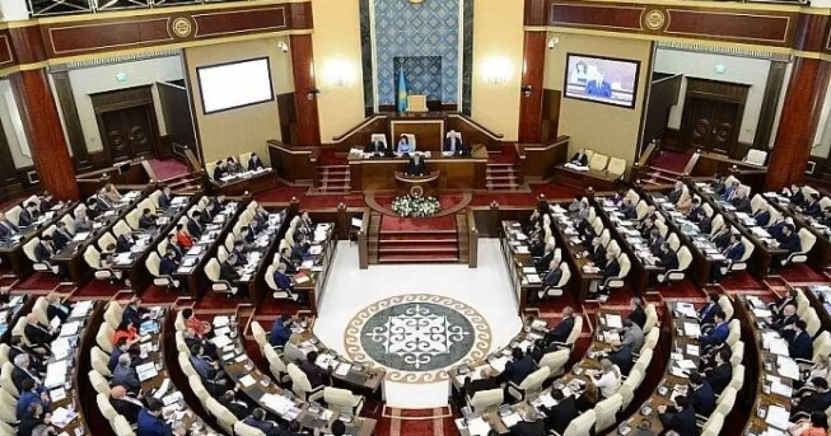  Большинство казахстанцев поддерживают переход к однопалатному Парламенту 