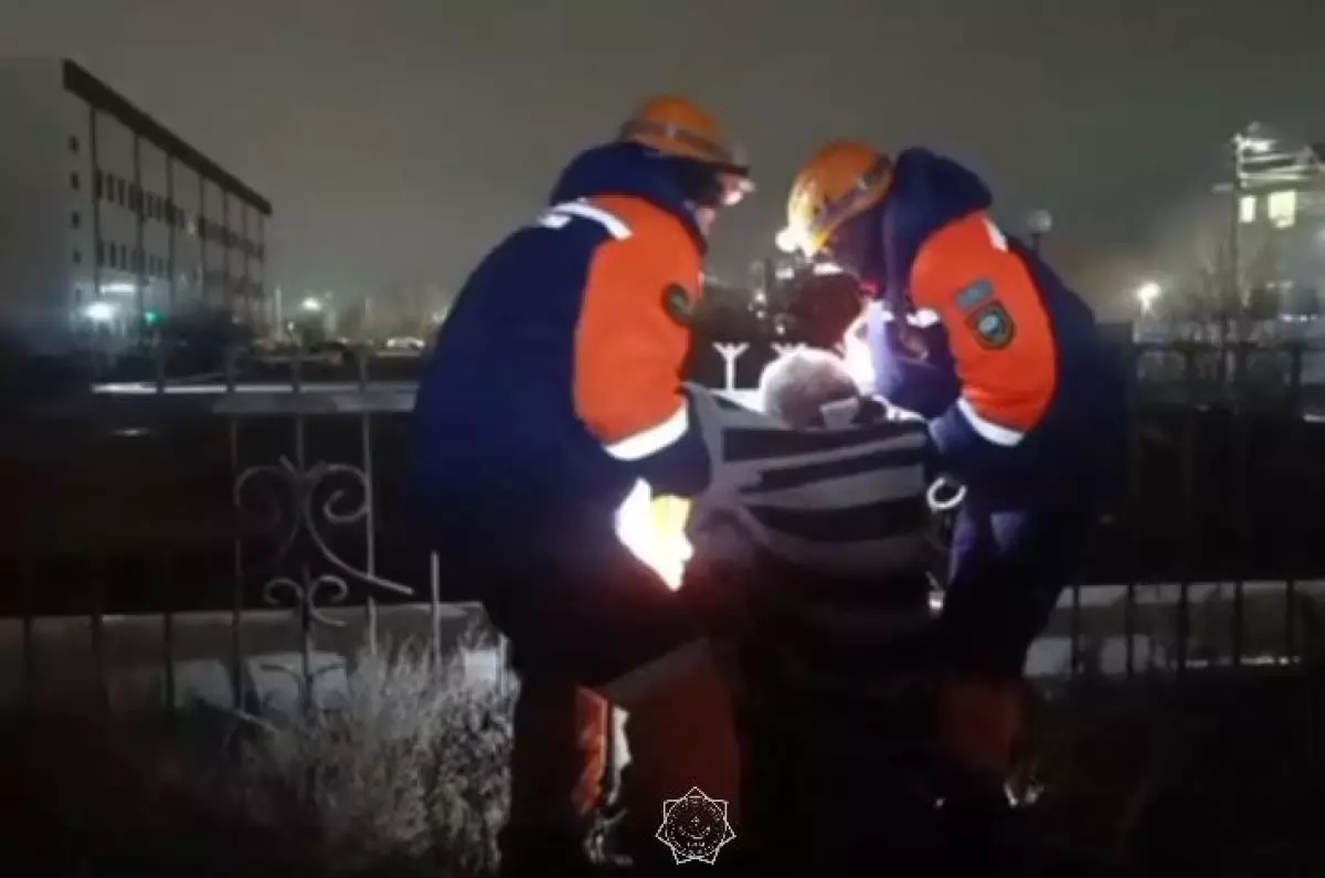 Мужчина застрял в заборе в Уральске