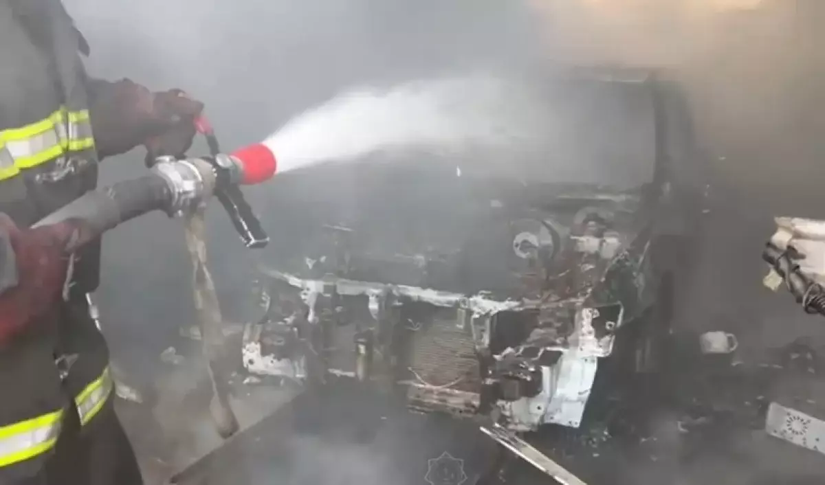 Пожар в ВКО: огонь охватил гараж с машинами внутри (видео)