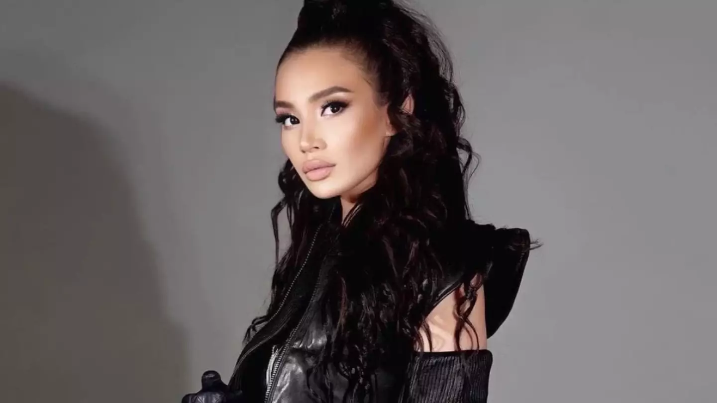 Белгілі блогер еркектерді желіктірген Назарбаевтың тоқалын орынына қойды 