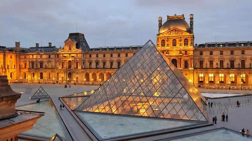 Луврдағы жаңа дауға блогерлер себеп болды