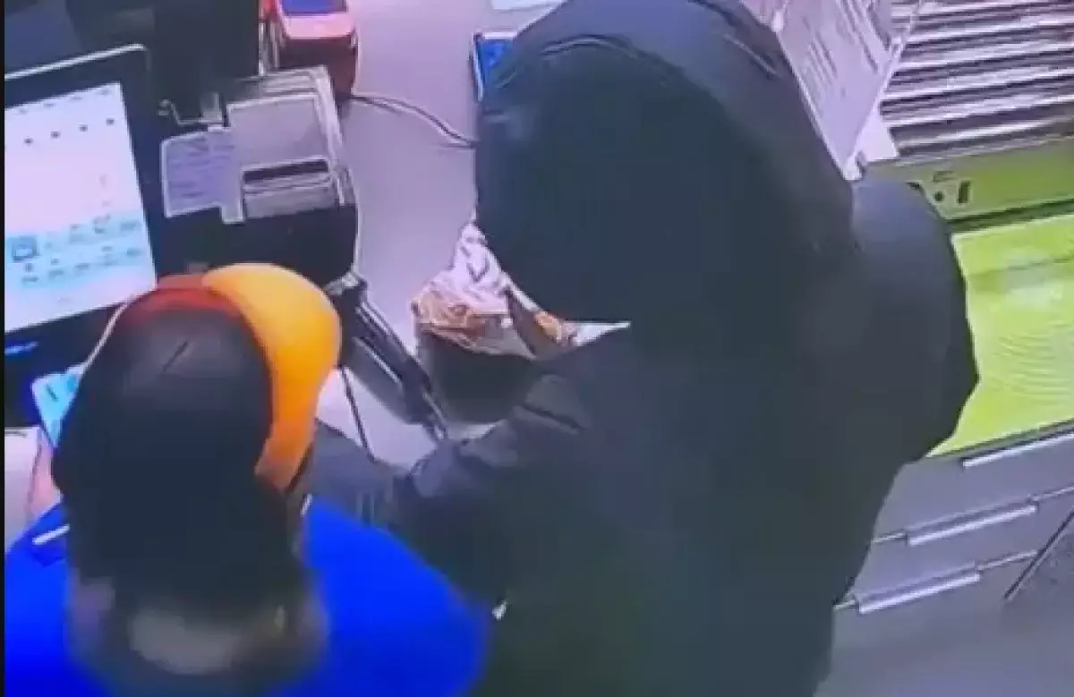 Ночной налёт: мужчина похитил деньги на автозаправке, угрожая ножом (видео)